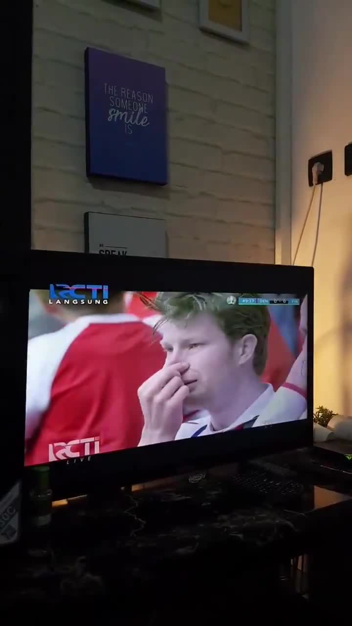 埃里克森倒地 现场球迷在场边快哭了（埃里克森倒地是哪场比赛）