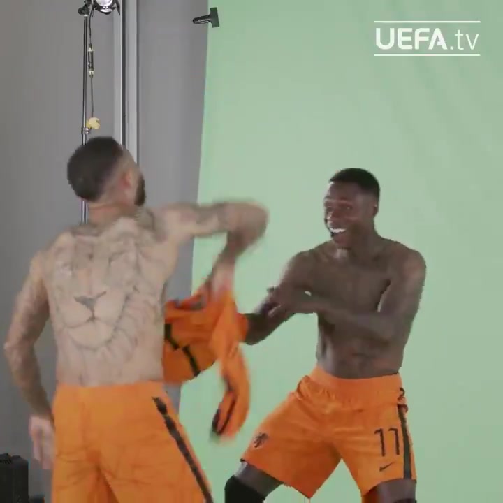 情不自禁？德佩与队友脱衣激情拥抱（德佩视频）