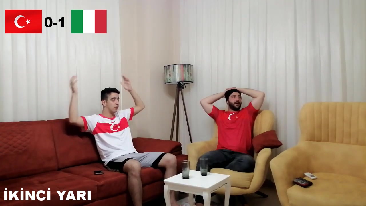 连丢3球连连抱头!土耳其球迷观看欧洲杯(土耳其足球欧洲杯)