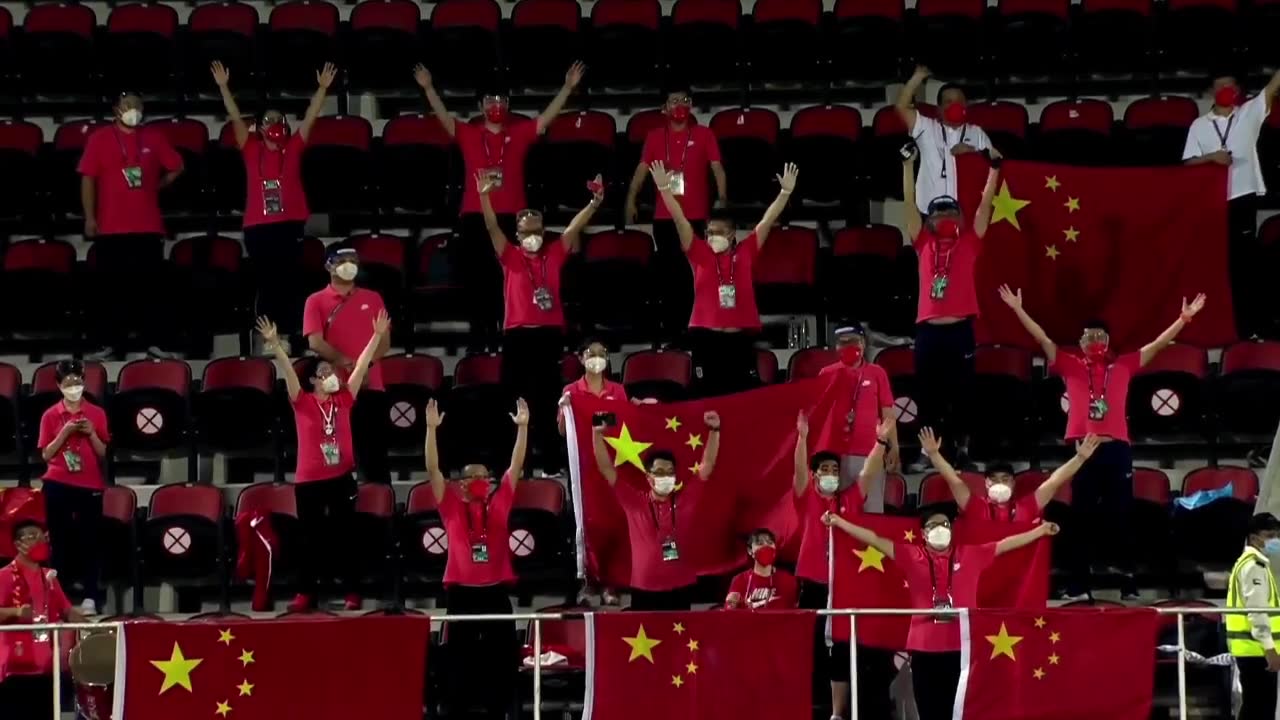 7300公里外球迷现场打鼓高呼为国足助威（球迷敲鼓）