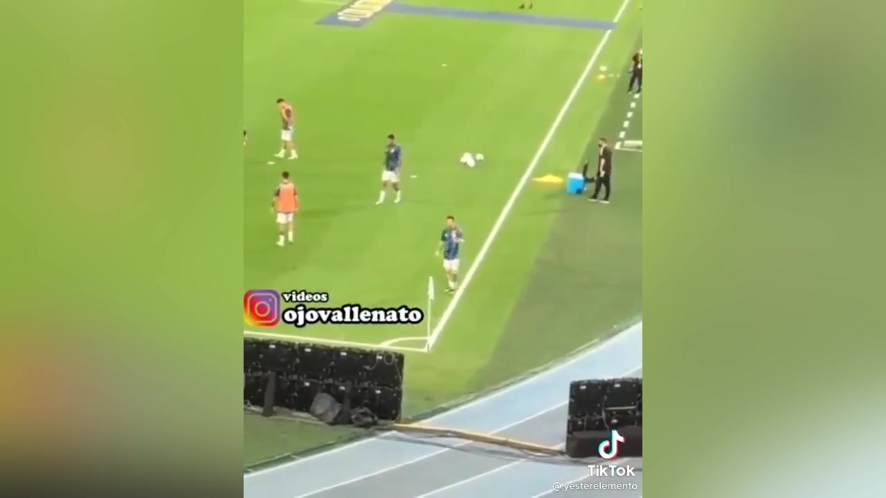 看台上球迷咒骂梅西！梅西竖大拇指引来阵阵掌声（辱骂梅西）