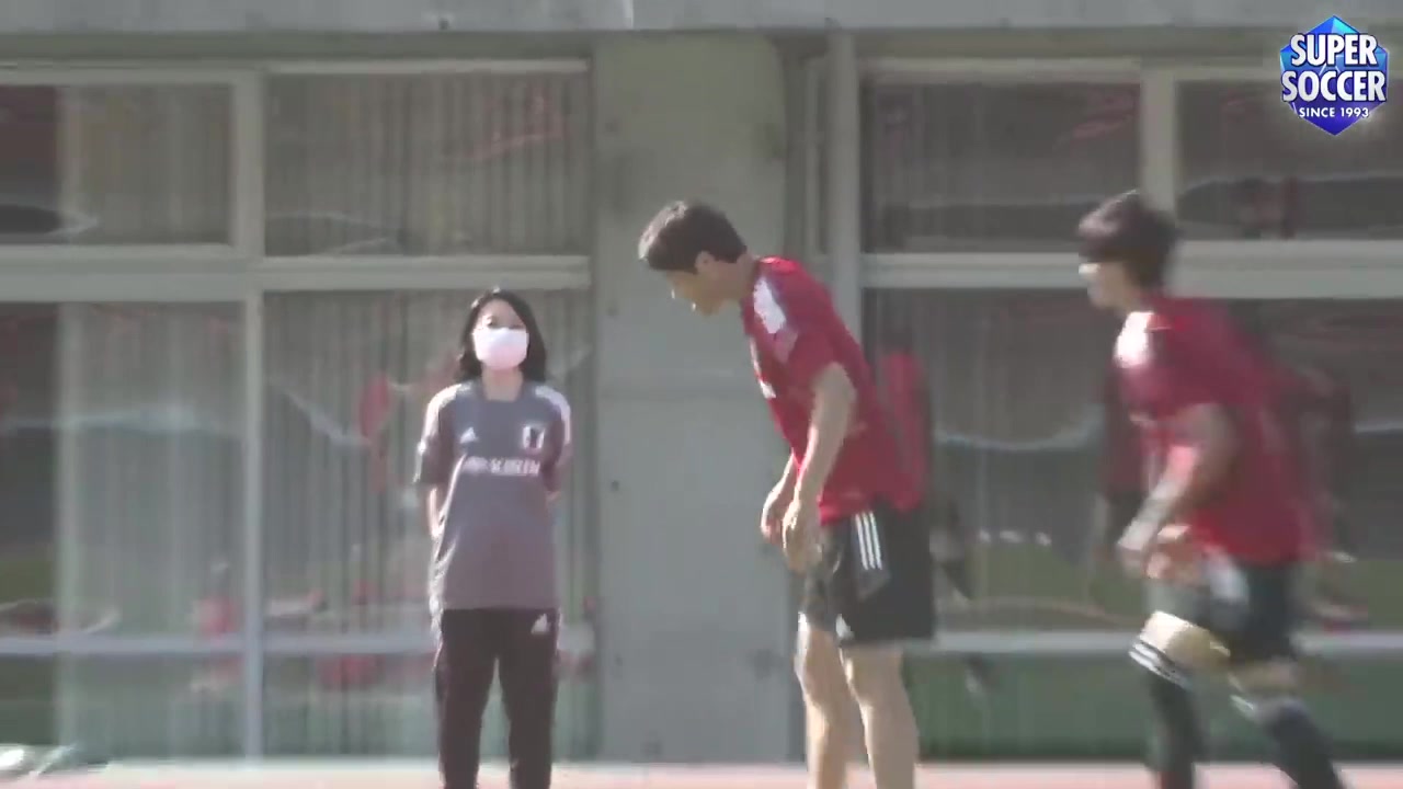 还是太嫩！日本U24球员三笘薰1v1单挑酒井宏树