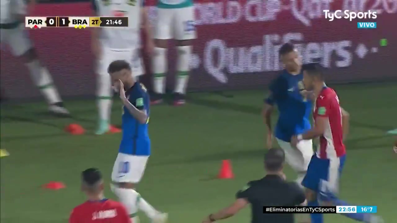 怒了！内马尔小动作激怒巴拉圭球员（怒了!内马尔小动作激怒巴拉圭球员视频）