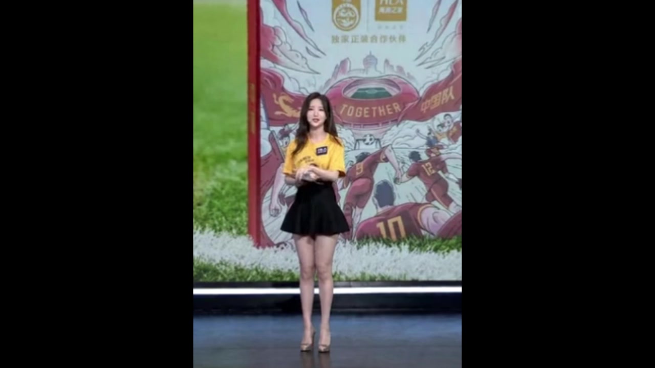 美女主持人：看球比较早，暴露年纪了（女主播看球）