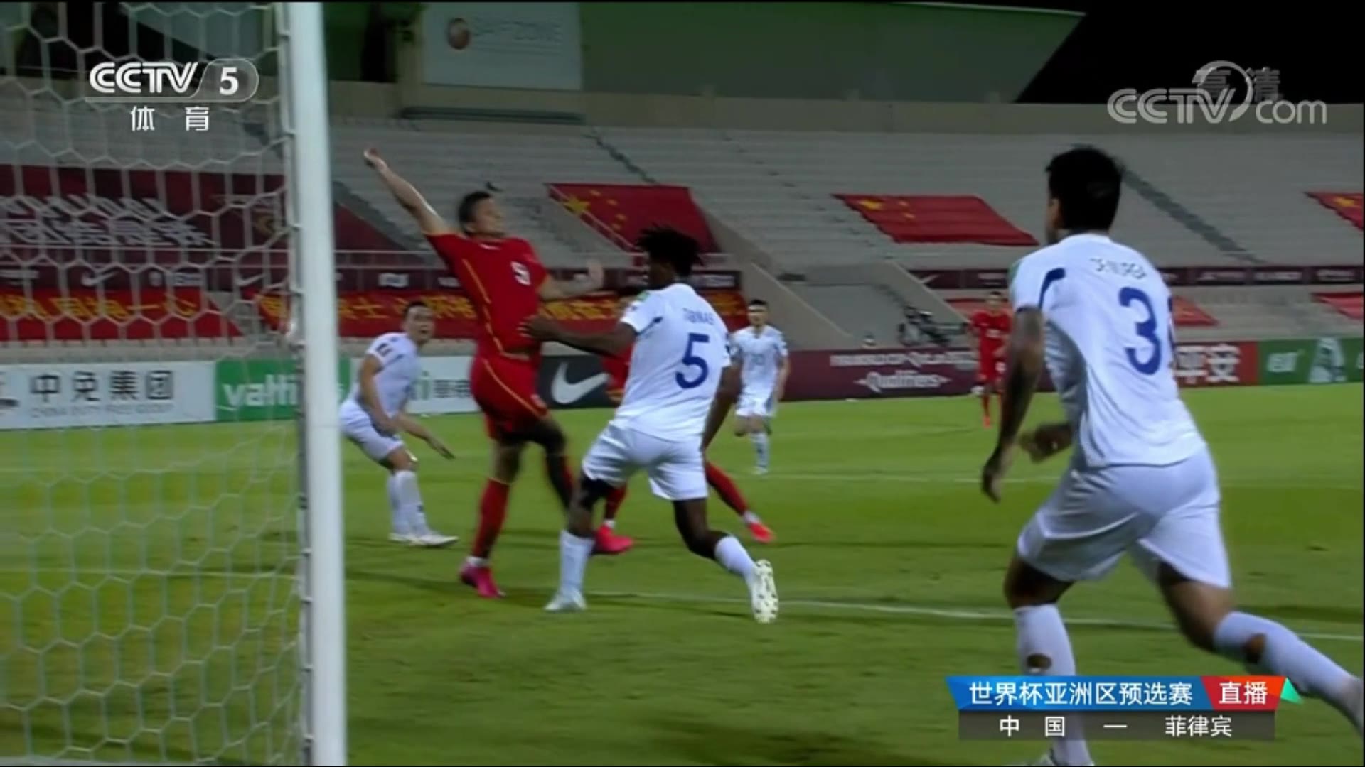 躲都躲不开！武磊射门被艾克森挡出（武磊不给艾克森传球）