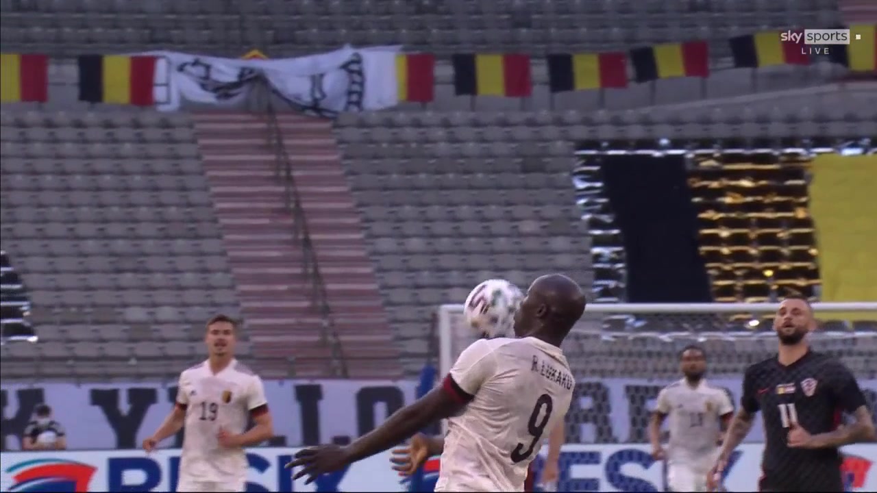 活久见！卢卡库卡拉斯科射门连续中框（卢卡库射自己球门）