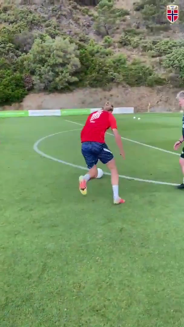 他迈着霸气的步伐又来了！哈兰德国家队训练再演爆射（哈兰德 国家队）