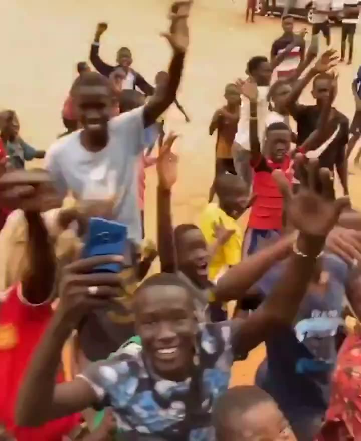 这才是真全村的骄傲！蓝军门迪回家受到热烈欢迎