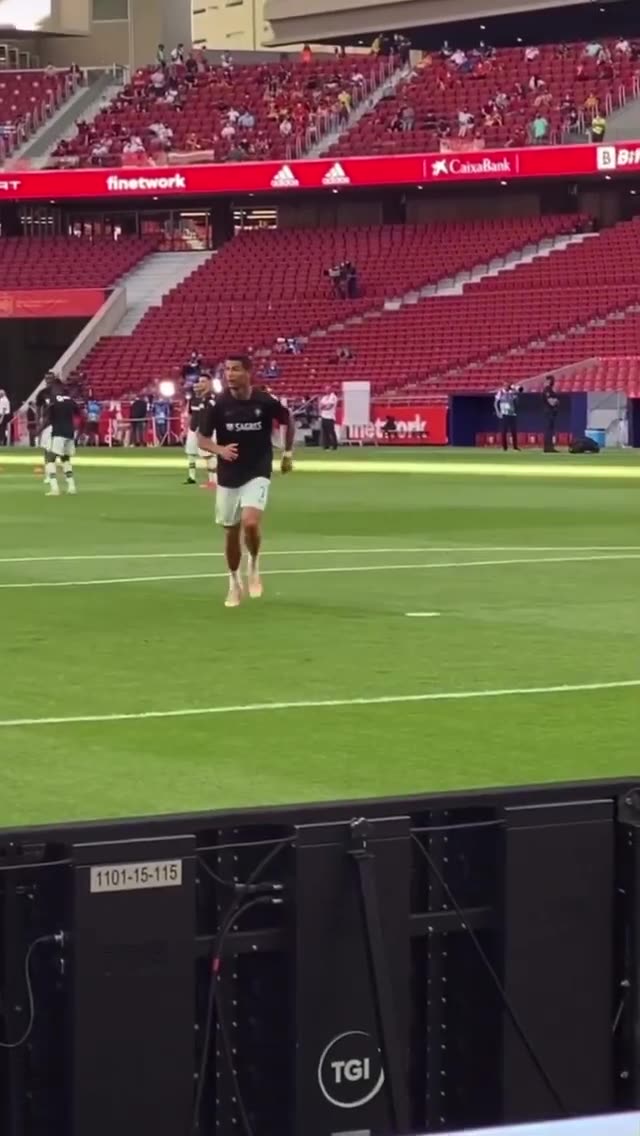 赛前C罗强有力头球破门后引来现场球迷欢呼（c罗头球被踢）