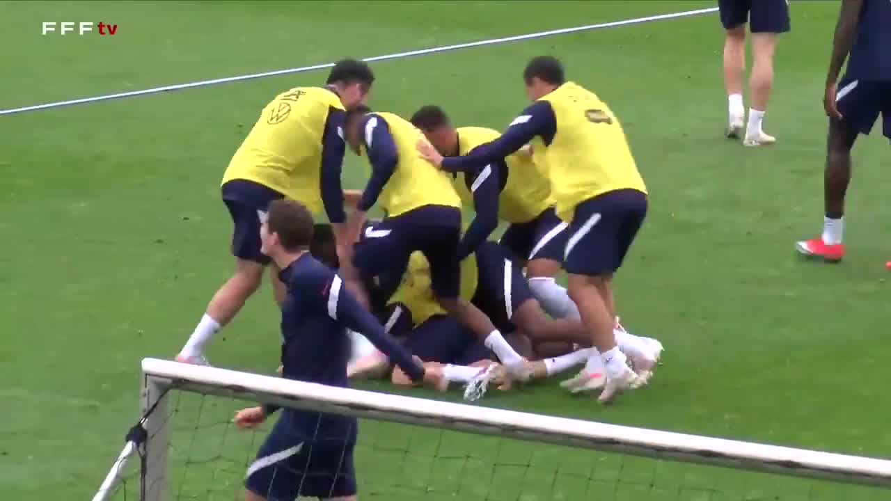 气氛真不错！本泽马训练赛进球后遭队友压身庆祝（本泽马是哪个俱乐部的）