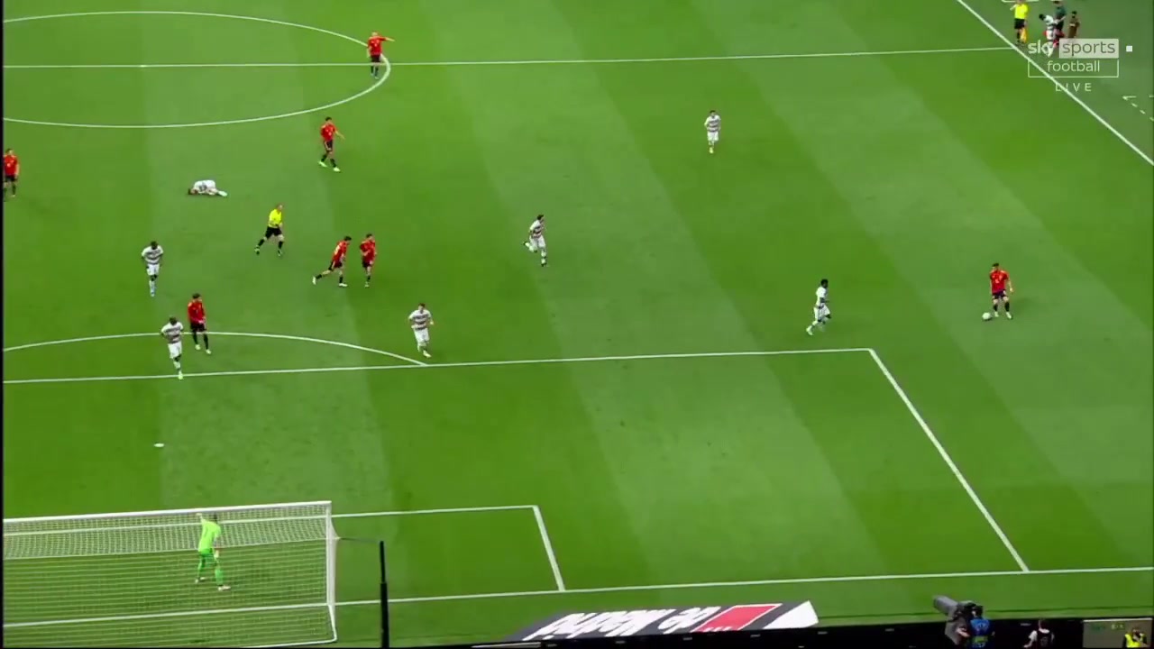 莫拉塔20秒内两次良机 秀脚后跟射门踢空&门前铲射人进了球没进（莫拉塔集锦）