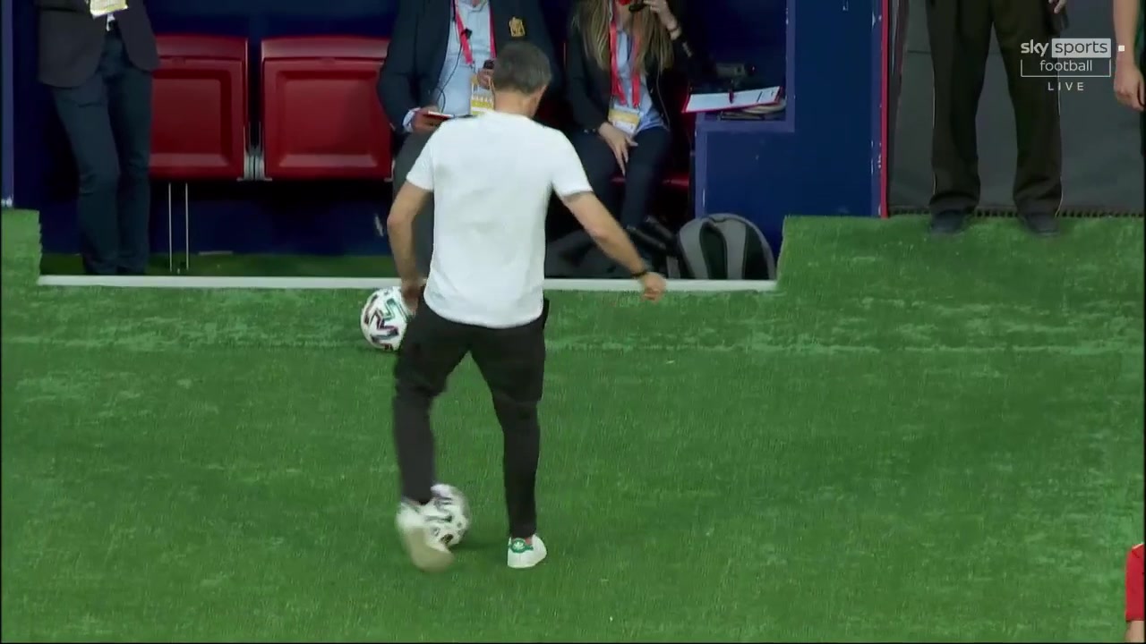 主教练恩里克场边大秀脚法 神级停球后再秀妙传（恩里克教练水平）