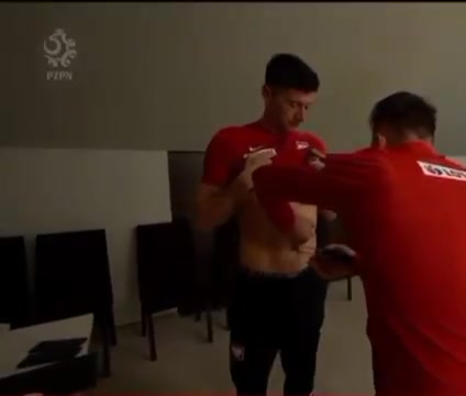 测肌肉？莱万这是在干什么（莱万肌肉图）