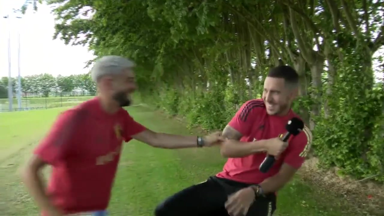 卡拉斯科高唱“冠军”打断阿扎尔的采访（卡拉斯科被阿扎尔推开）