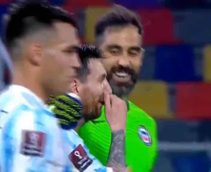 老友见面！赛后梅西和布拉沃聊了些什么？（梅西 布拉沃）