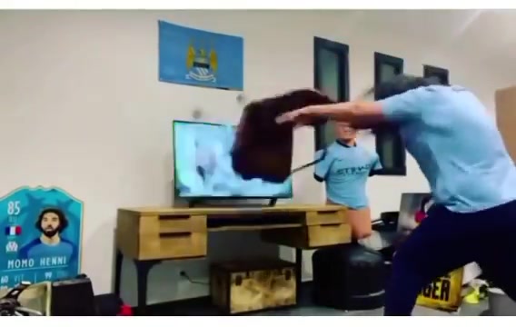 输了2000欧元！穿曼城球衣的法国男子怒砸电视（曼城法国球星）