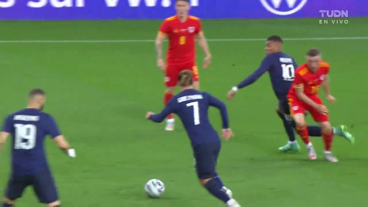 美如画！姆巴佩脚后跟助攻 格子世界波直入死角（姆巴佩的脚）