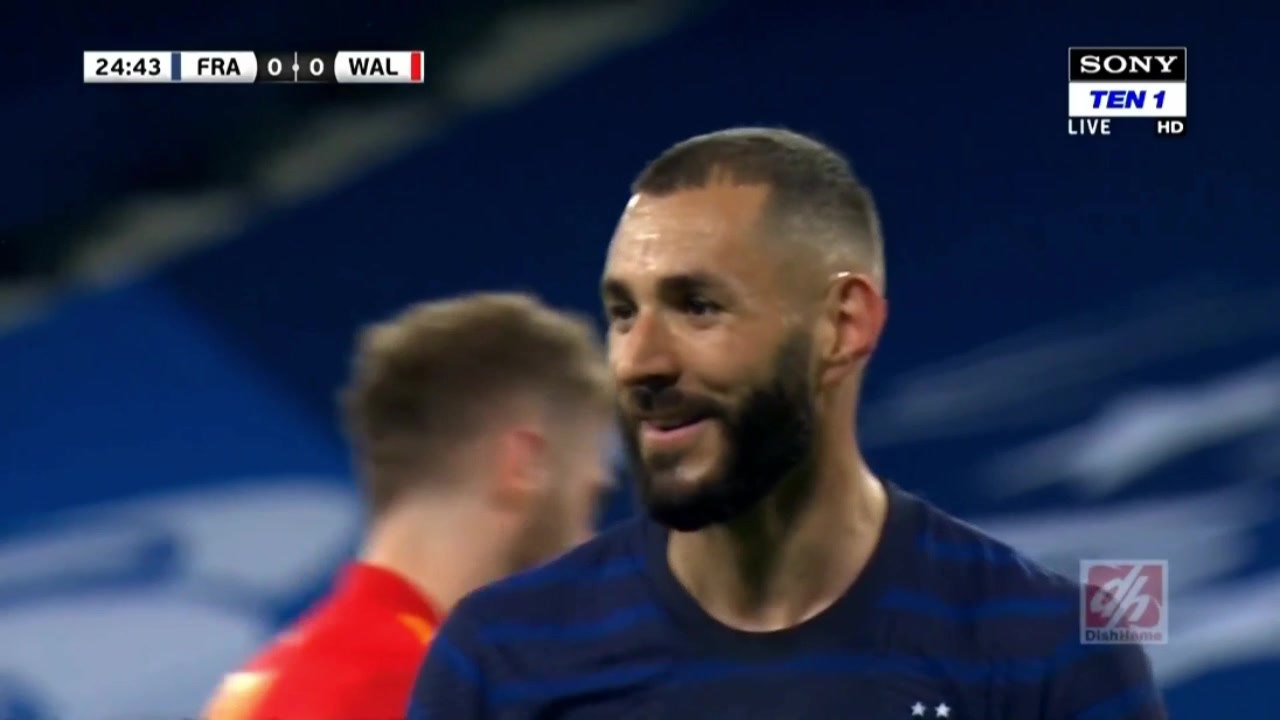 背锅！本泽马造红点套餐 亲自主罚点球被扑了（本泽马拿过红牌吗）