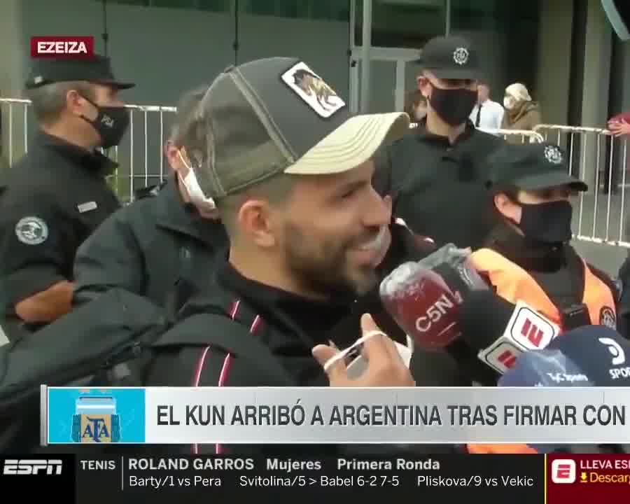 阿圭罗：我和梅西谈过了，但这是秘密，嘿嘿