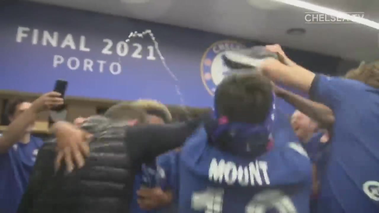 重口味！阿隆索用图赫尔的鞋子来喝啤酒（阿隆索·德奥赫达）