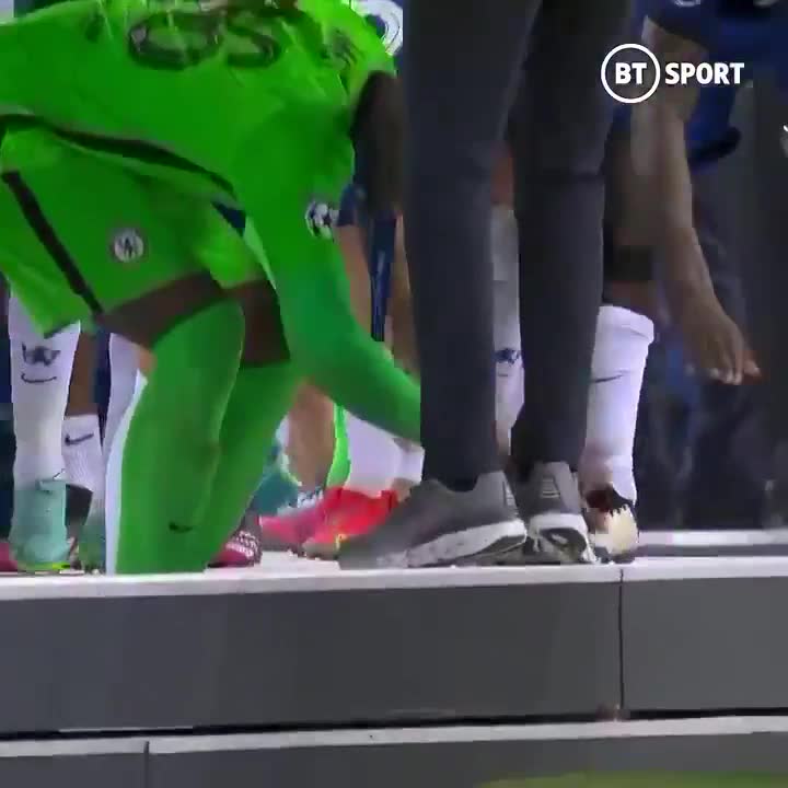 切尔西众将亲吻图赫尔的“幸运鞋”（切尔西 图赫尔）