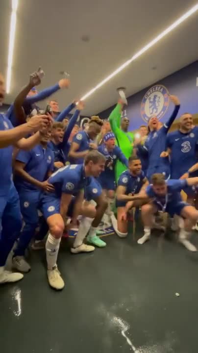 AZP后面的那家伙在干嘛？