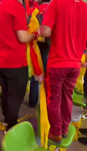 点赞！中国球迷赛后自发在观众席整理垃圾（中国球迷集体怒了）