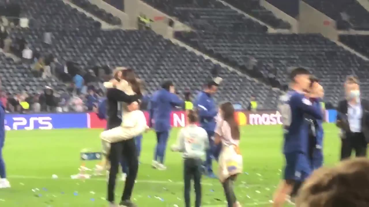 赛后图赫尔双手抱住跑来的妻子送上热吻（图赫尔球员时期踢什么位置）