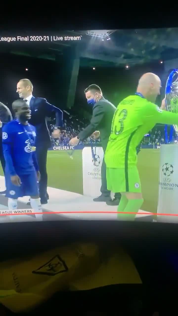 很淡定！其他球员都亲吻奖杯除了坎特（球星亲吻）