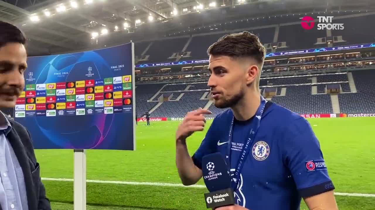 实现诺言！记者现场给若日尼奥刮胡子