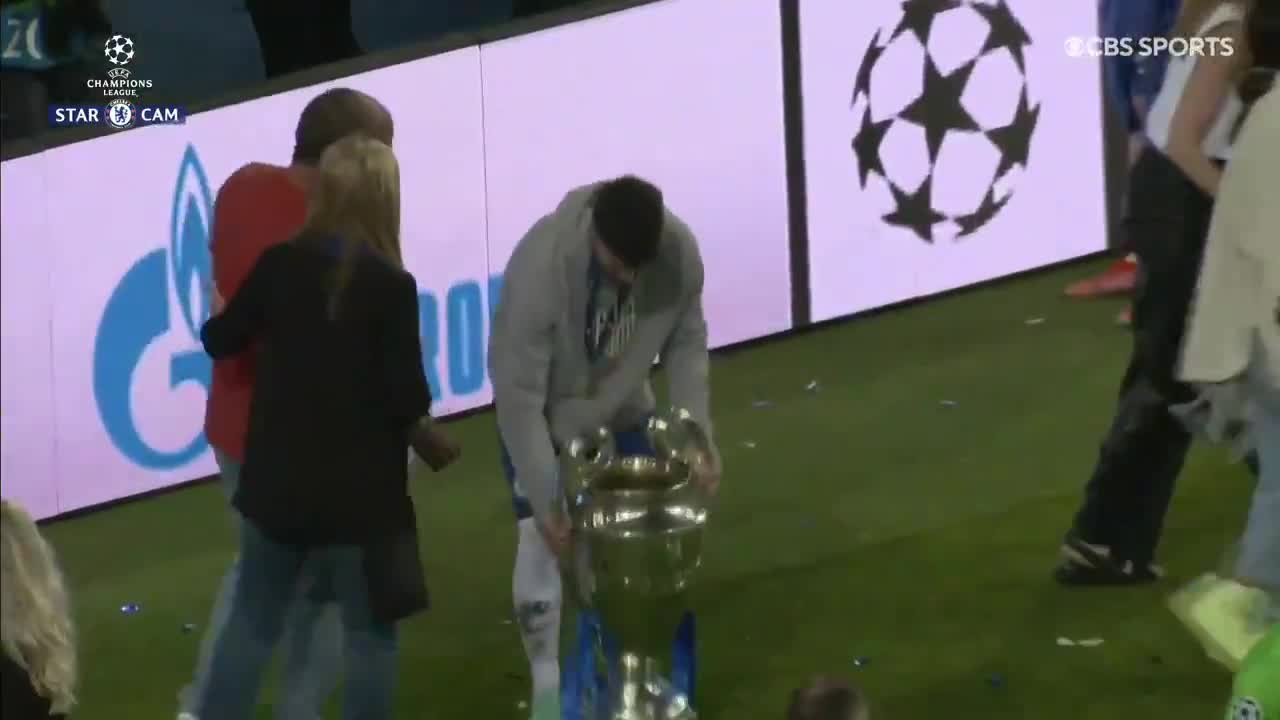 赛后普利西奇和父母一起举杯庆祝（普利西奇过人集锦）