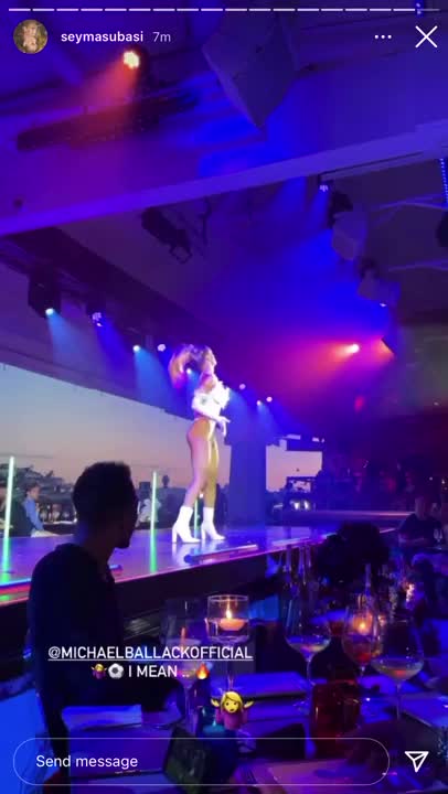 无视台上美女表演！巴拉克手机观看切尔西比赛（巴拉克 切尔西）