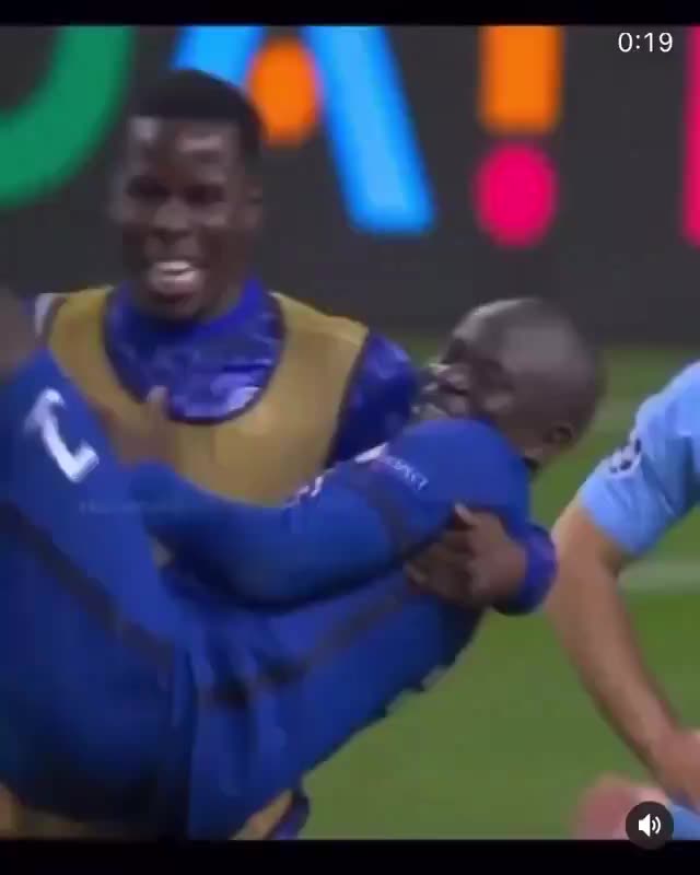 全场最佳！赛后队友抱起坎特庆祝（全场最佳!赛后队友抱起坎特庆祝的球员）