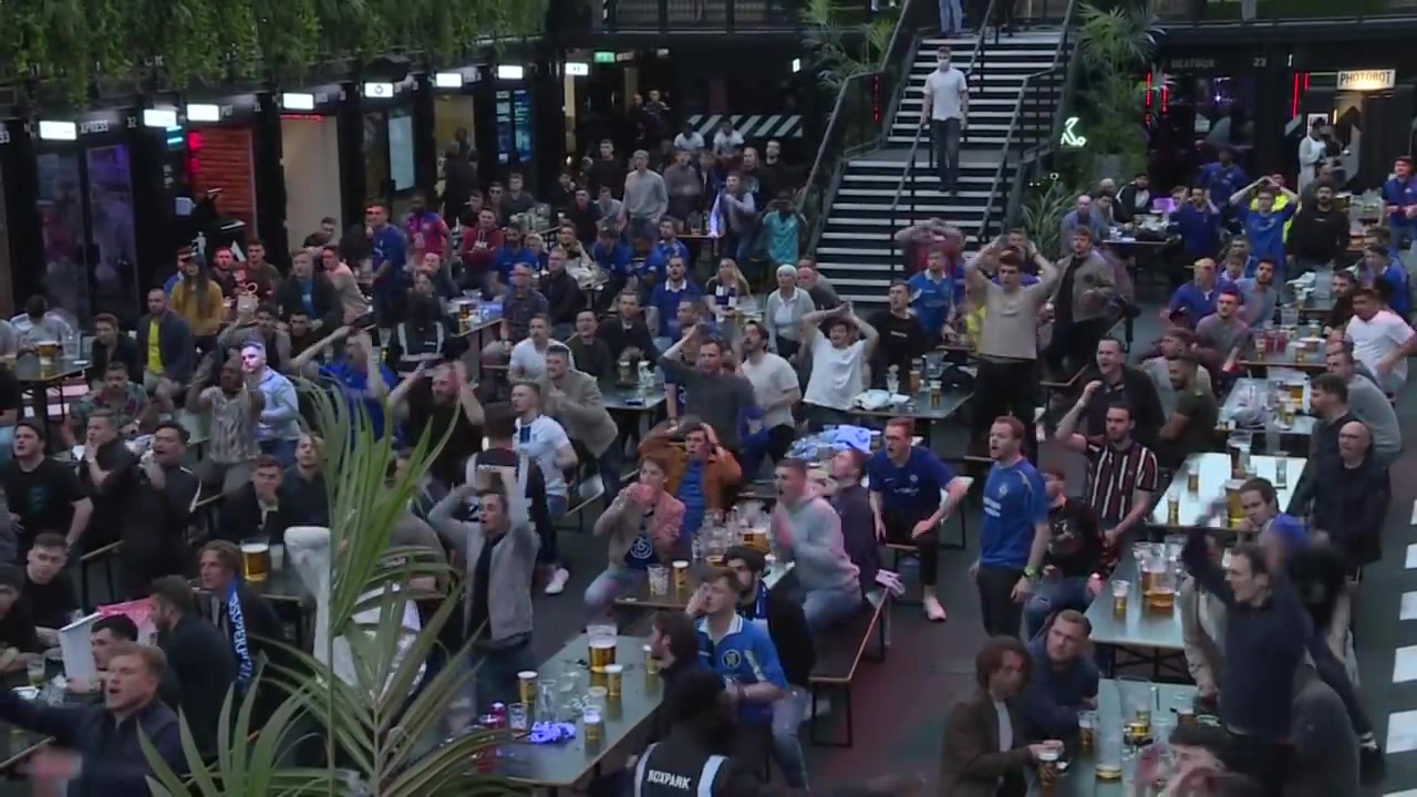 嘿起来！伦敦酒吧内切尔西球迷看进球反应（伦敦 切尔西区）