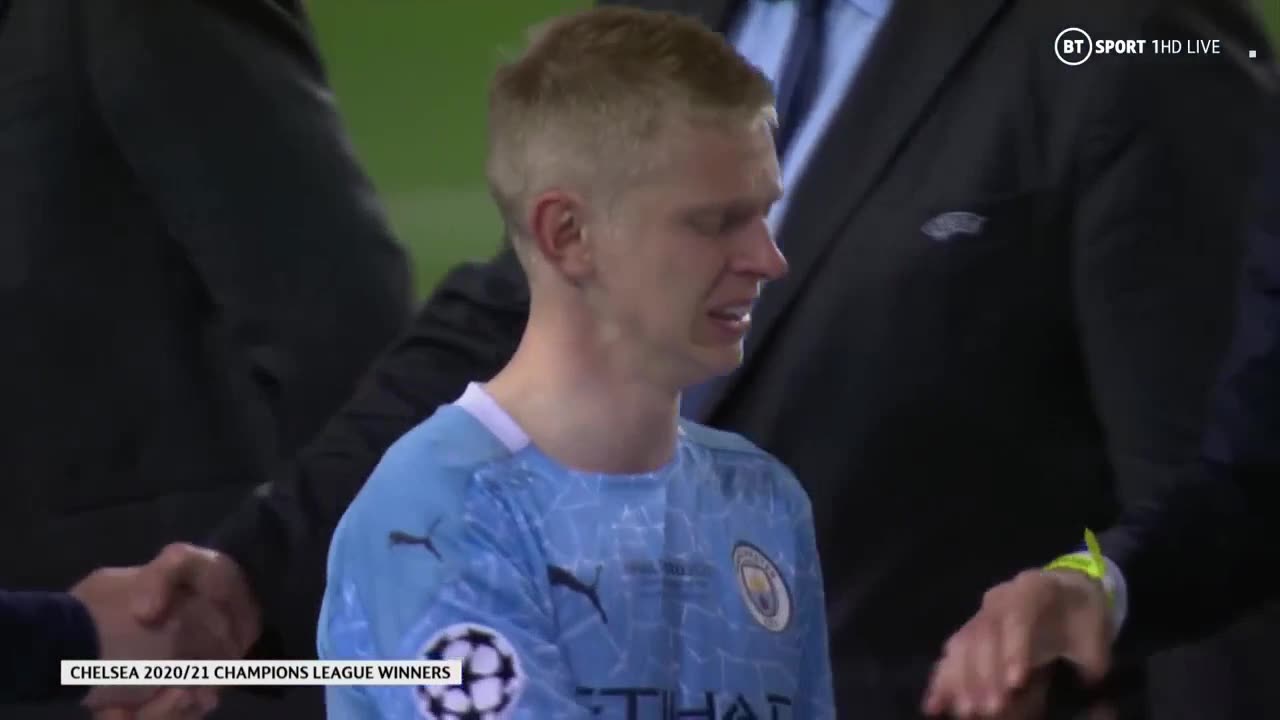 津琴科哭着领亚军奖牌 随后直接摘掉（津琴科最新比赛视频）