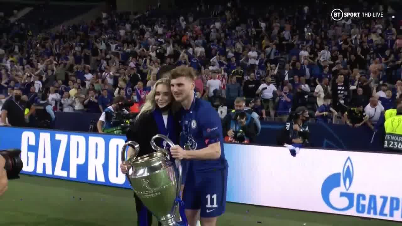 哈弗茨与女友高举奖杯拥吻 维尔纳：俺也来（哈弗茨和女友）