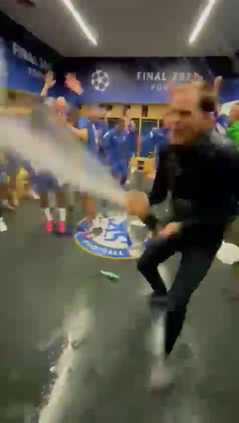 嗨起来！图赫尔更衣室狂喷香槟庆祝夺冠