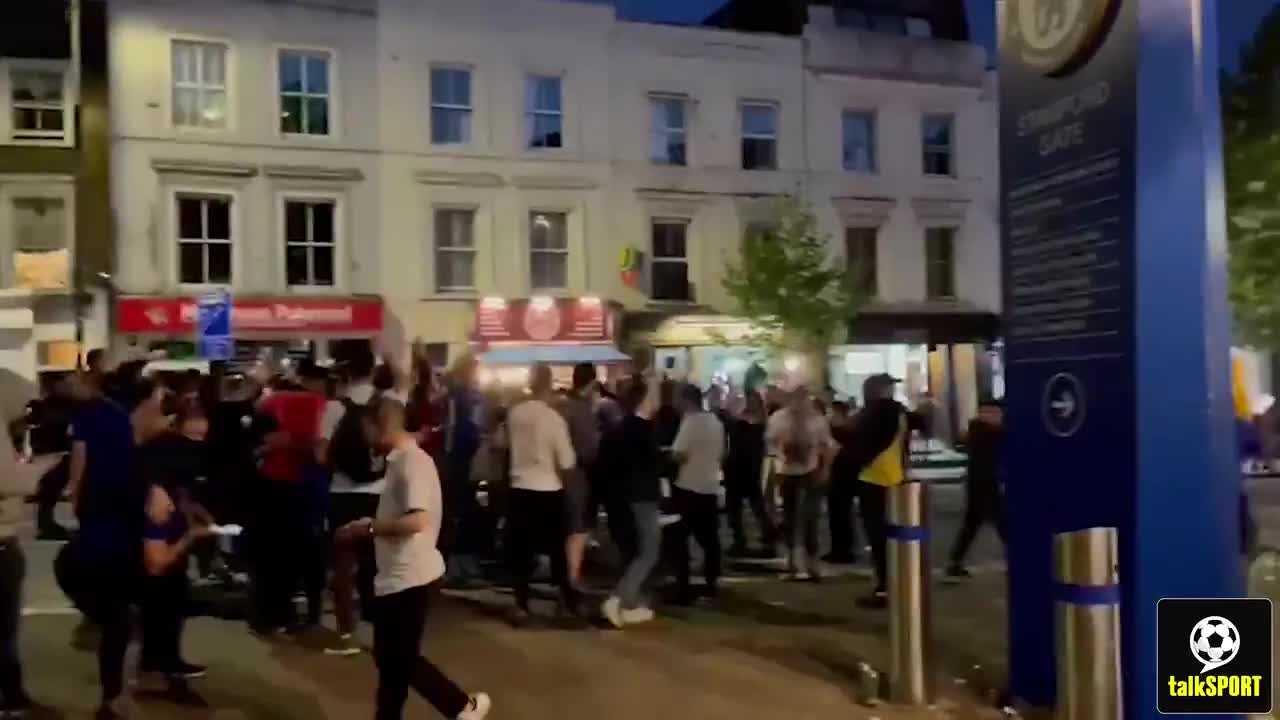 夺得队史第二座欧冠奖杯 切尔西球迷斯坦福桥外疯狂庆祝（欧冠冠军切尔西）