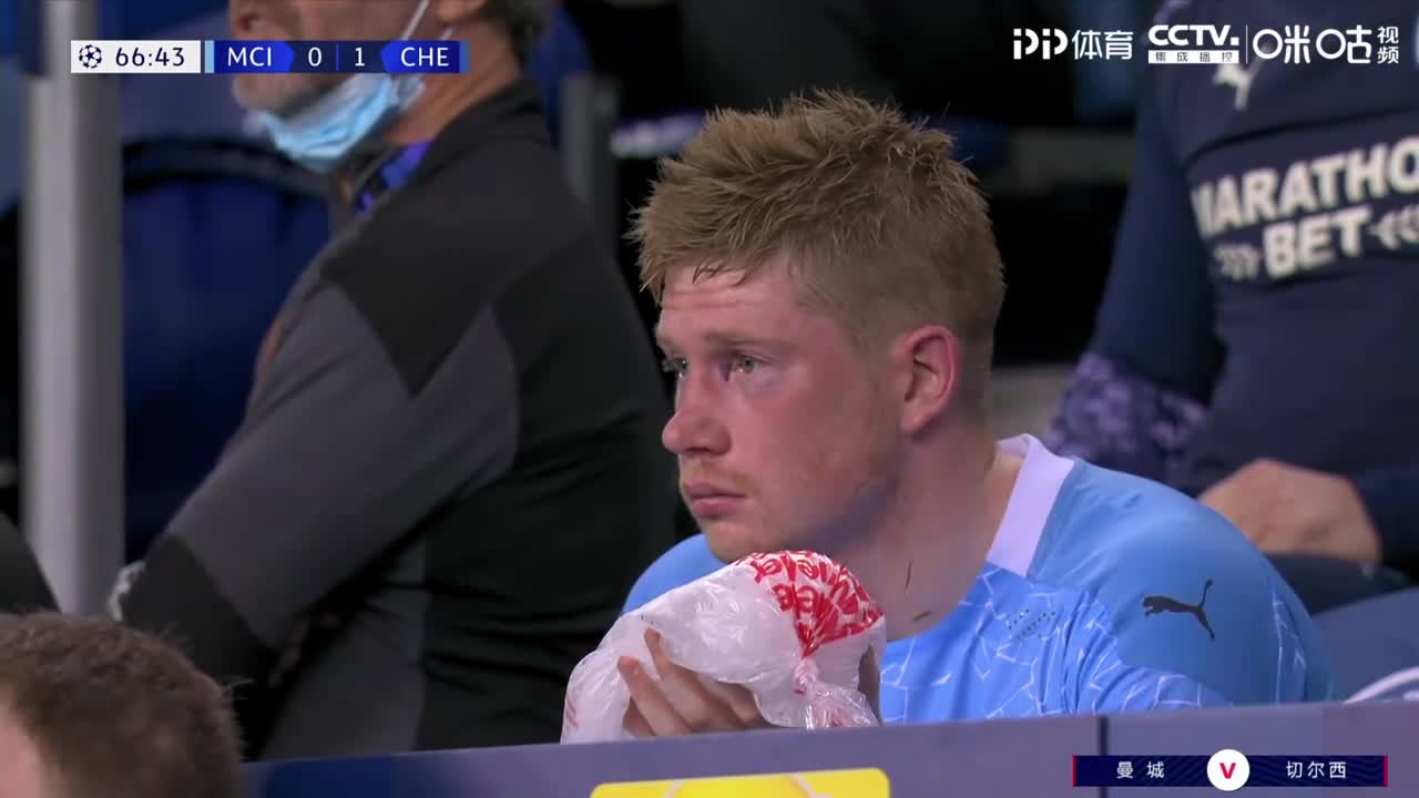 导播镜头：德布劳内场边用冰袋敷肿胀眼部（德布劳内怎么用）