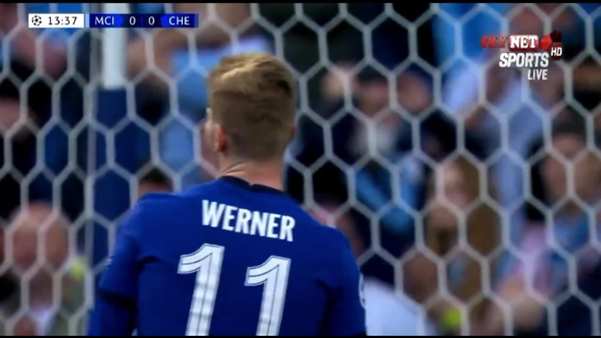 没带射门靴？维尔纳比赛中错失绝佳进球良机（维尔纳 射门）