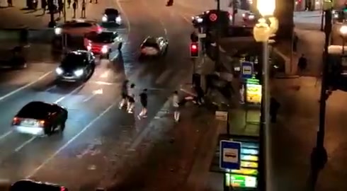 曼城蓝军球迷夜间在波尔图街头斗殴（曼城蓝军球迷夜间在波尔图街头斗殴是真的吗）