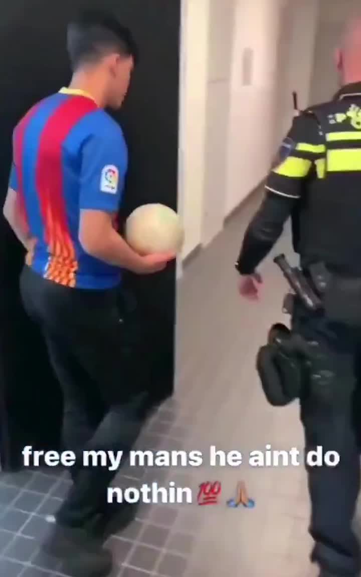 作大死！巴萨球迷穿裆“挑衅”警察