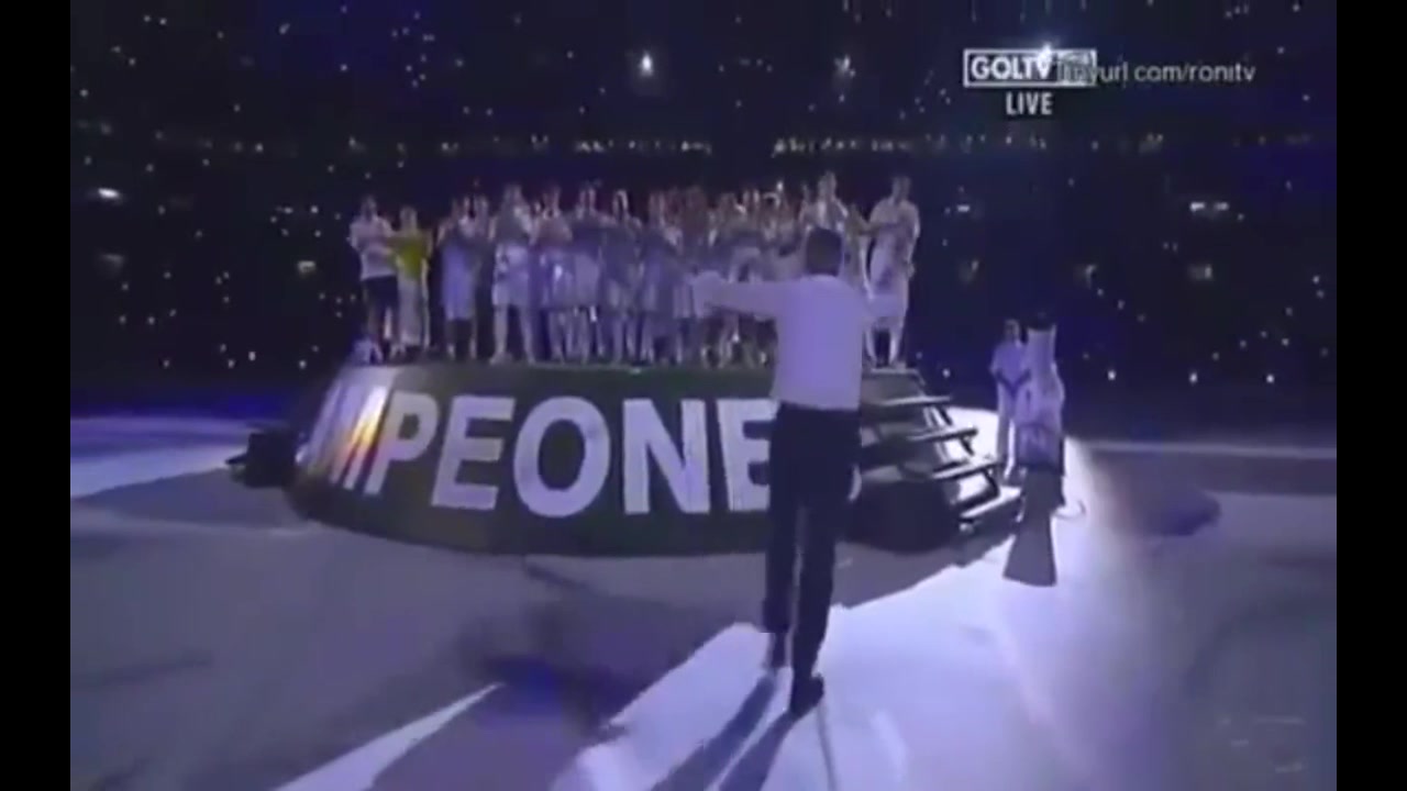 皇马11-12赛季夺冠！穆里尼奥双膝跪地拜谢球员（穆里尼奥皇马联赛冠军）