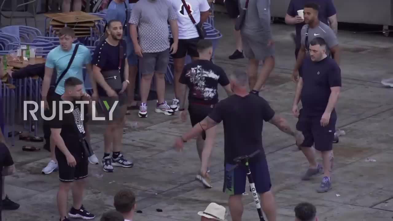 英国球迷日常！切尔西和曼城球迷在波尔图干架（切尔西跟曼城）