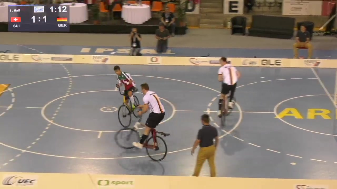 看过骑着自行车的足球比赛吗？（看过骑着自行车的足球比赛吗英语）