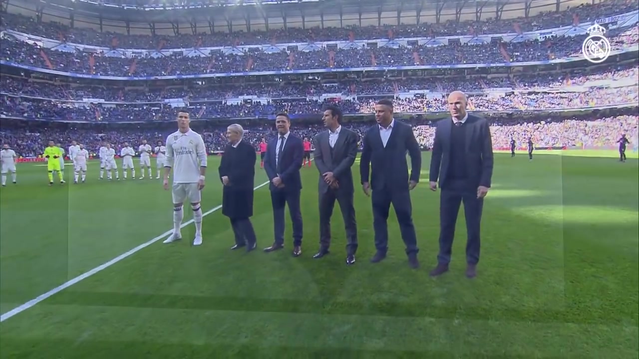 大牌云集！2016年C罗在伯纳乌展示他的第四座金球奖（c罗伯纳乌展示第4座金球奖）