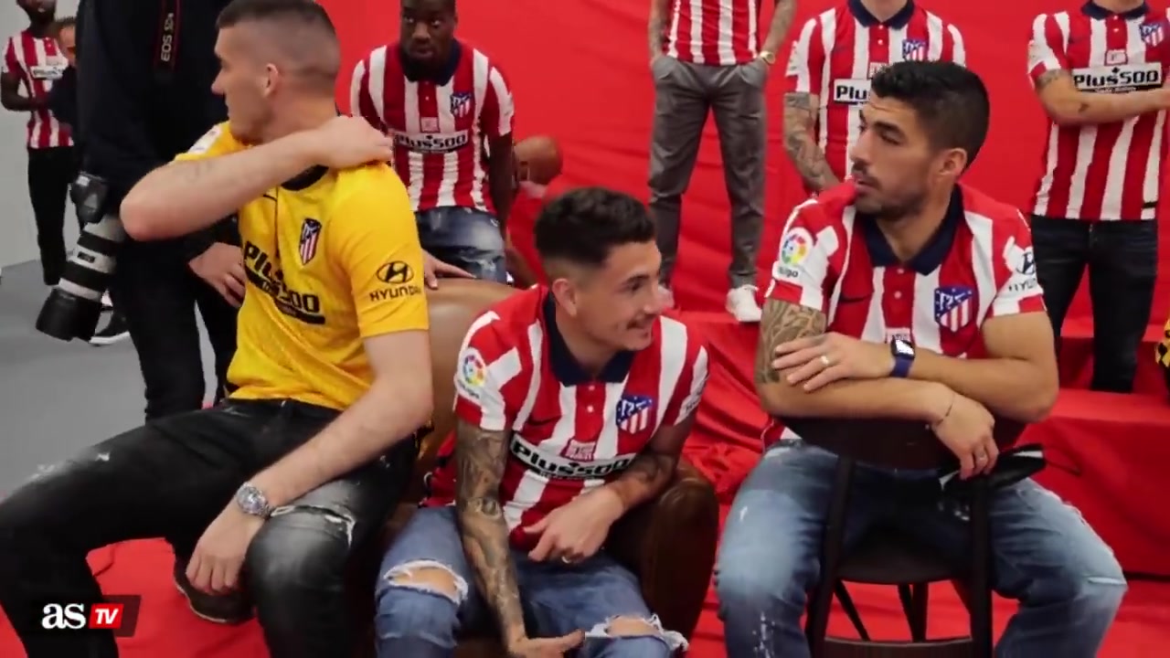 都笑开了花！马竞全队拍摄夺冠照（马竞 冠军）