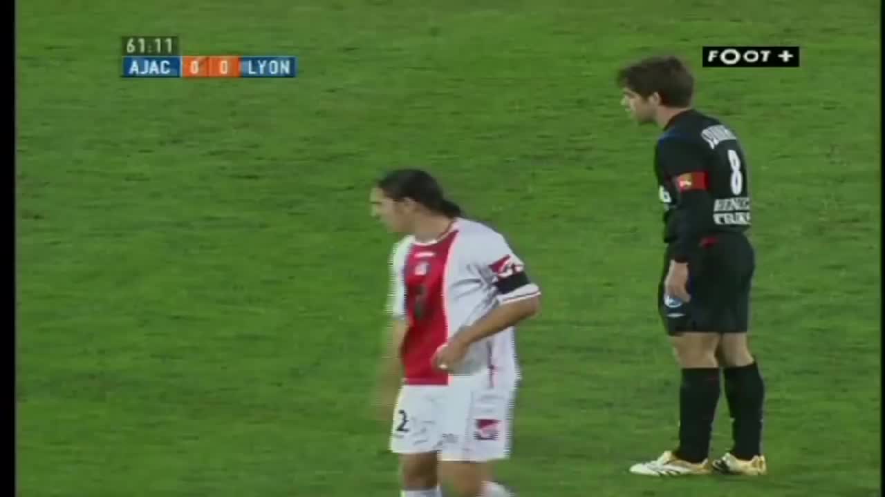 这球什么水平？中圈任意球小儒尼尼奥直接轰进（小儒尼尼奥任意球视频）