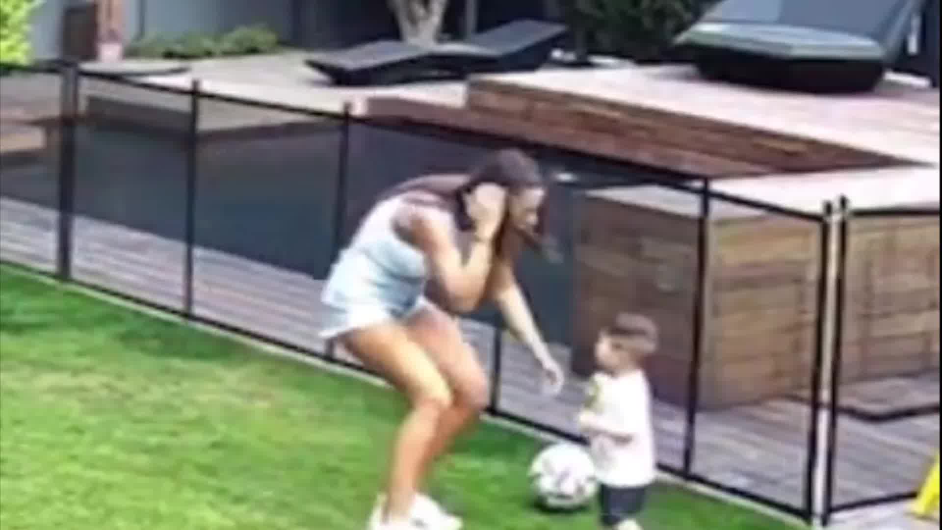 巴尔韦德与大长腿女友颠球，儿子无辜中招