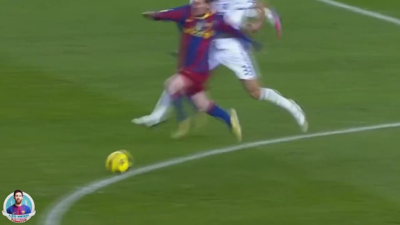 梅西反击时遭佩佩狂打也不倒地